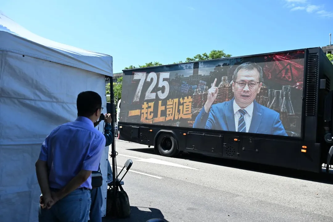 羅智強籌租大型LED廣告車「反毒油鐵金剛」，將跑遍台北市12個行政區巡迴宣傳。（圖／翻攝羅智強臉書）
