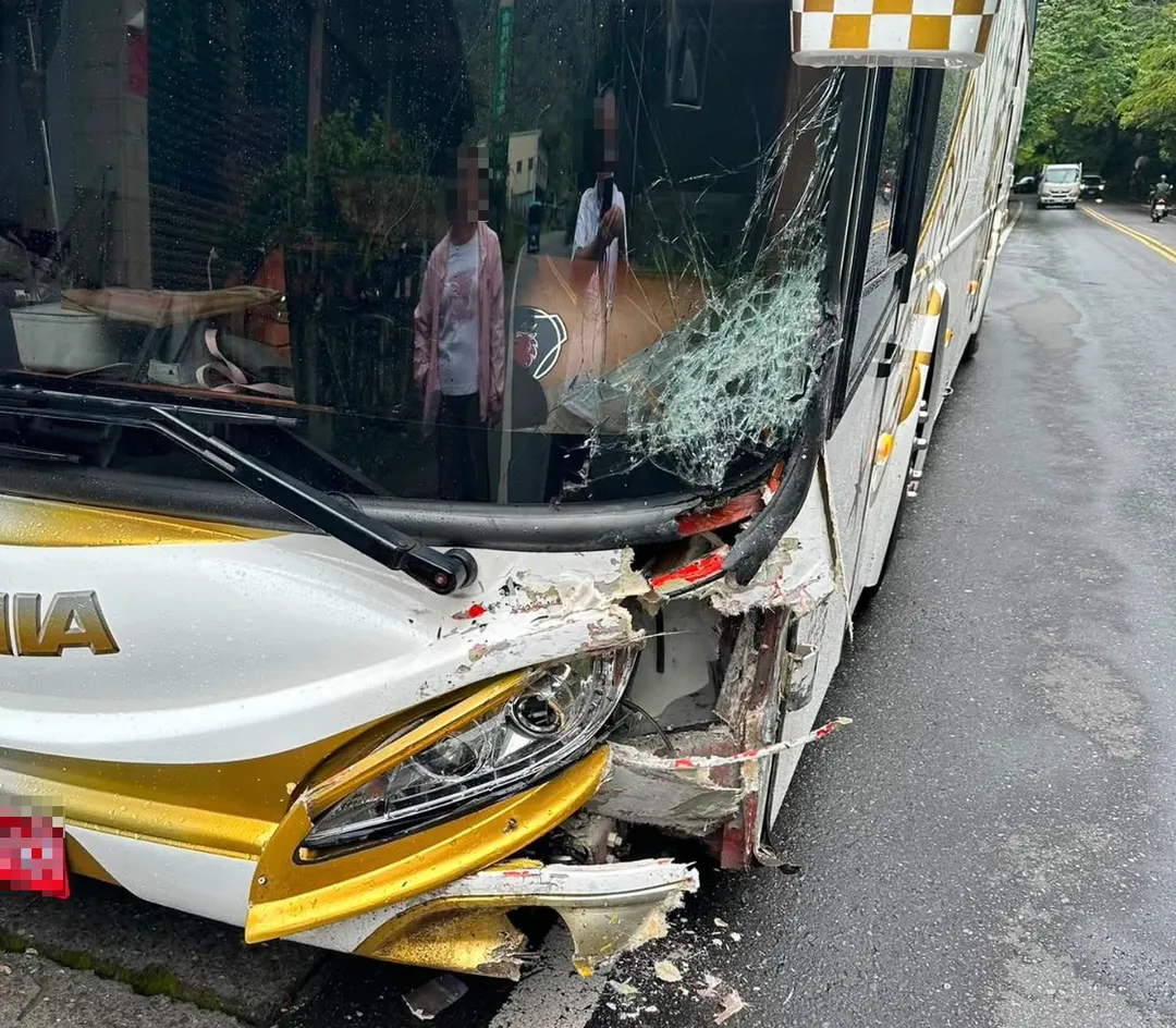 遊覽車車頭部分受損。(圖/翻攝自爆廢公社臉書)