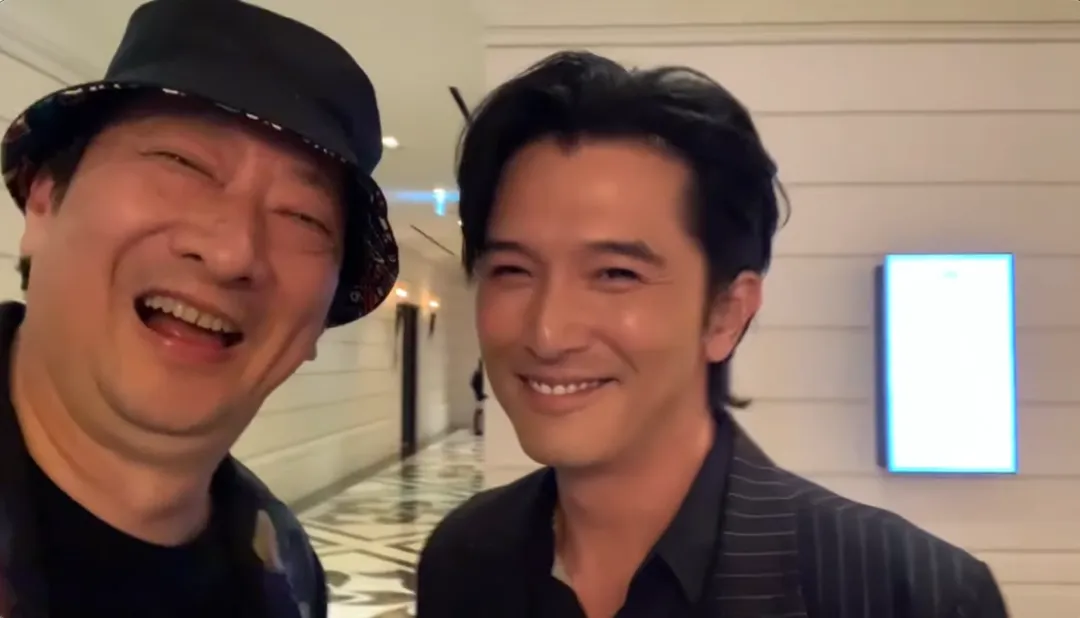 邱澤（右）為九孔（左）直接開金口唱起〈心太軟〉。（圖／九孔要變帥 提供）