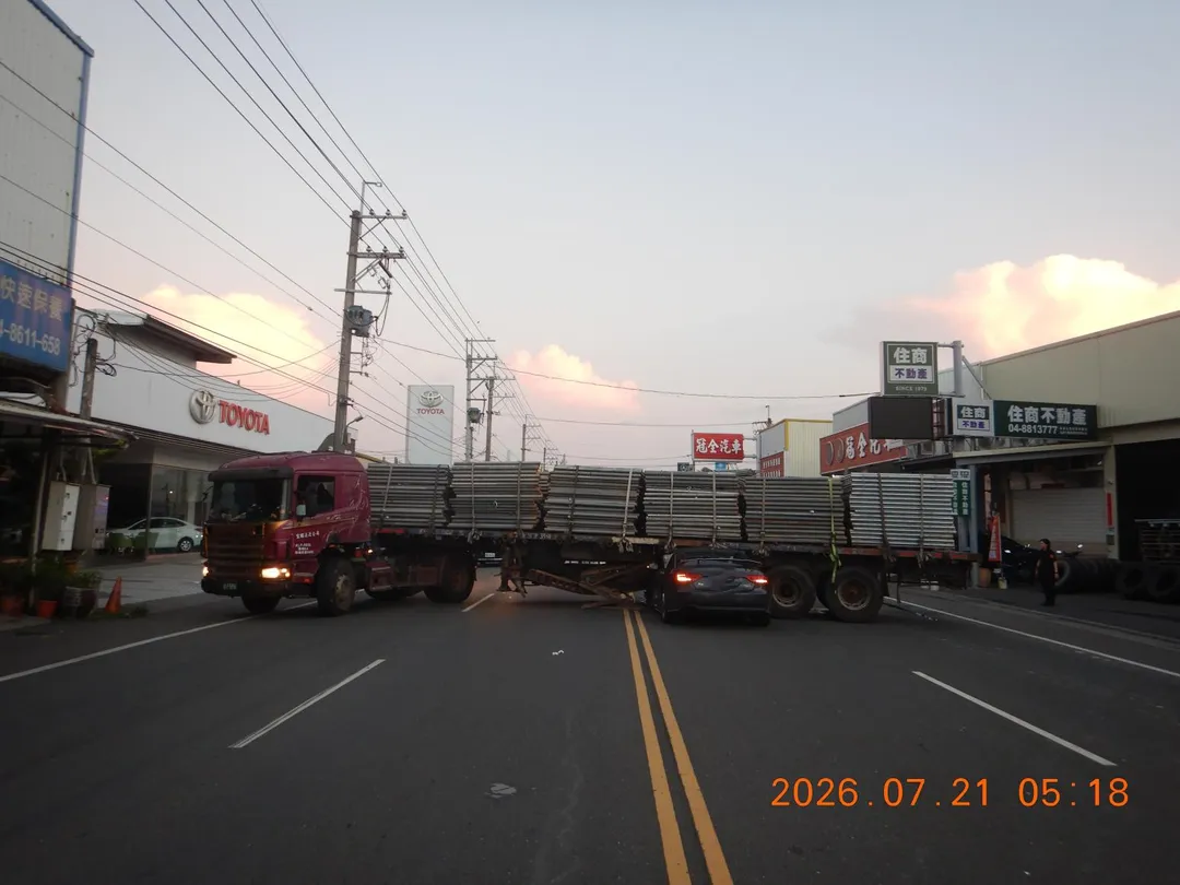 王姓男子駕駛營業曳引車，違規跨越雙黃線進行迴轉。（圖／翻攝畫面）