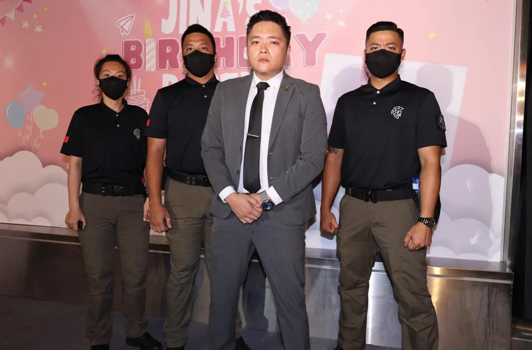 高規格軍化保鑣們維護啦啦隊女孩的安全。（圖／譚兆青攝）