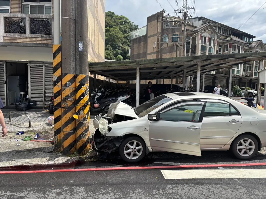 整輛車的車頭幾乎全毀。（圖／警方提供）