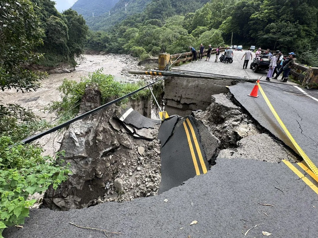 苗21線10K石壁橋至神仙谷路段沿線多處崩塌。（圖／翻攝苗栗縣府官網）