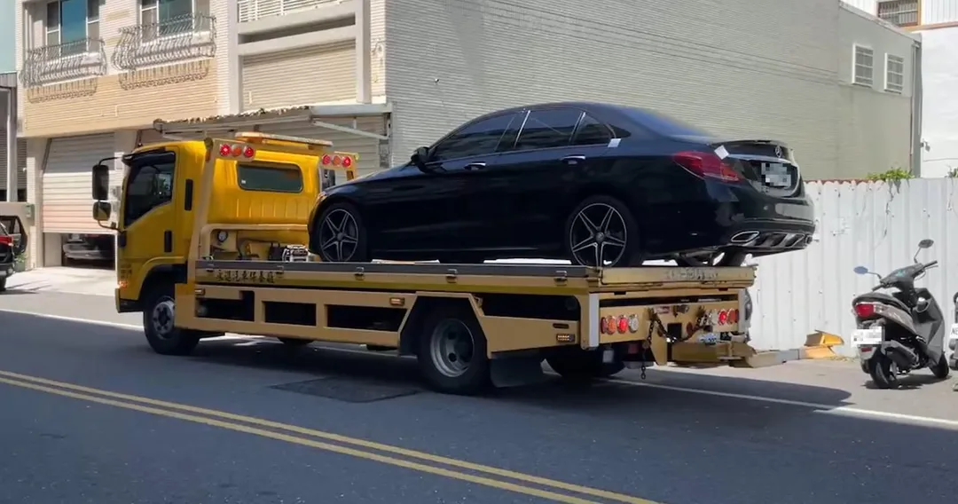 執行人員查封賓士車後，隨即拖吊移置保管。（圖／花蓮分署提供）