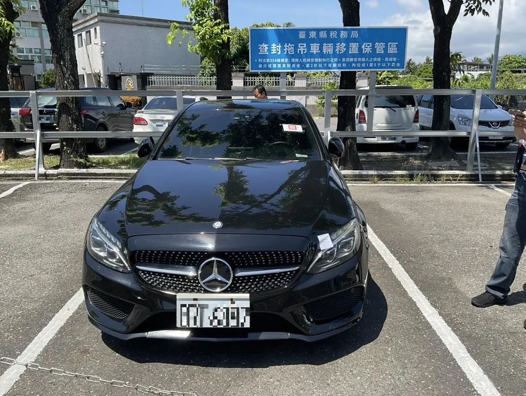 賓士轎車遭移置保管於台東縣稅務局。（圖／花蓮分署提供）