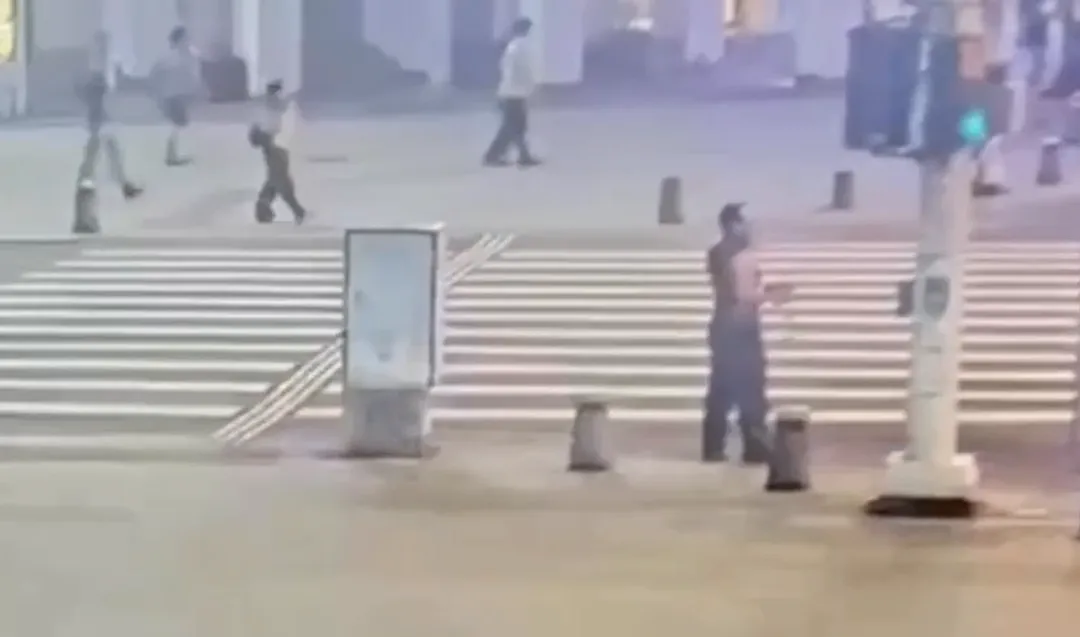 北市西門町捷運站6號出口外昨（20）日晚間11時許發生民眾丟擲磚頭事件，61歲陳姓男子在人行道上撿拾紅磚後朝空地連續投擲6次。（圖／警方提供）