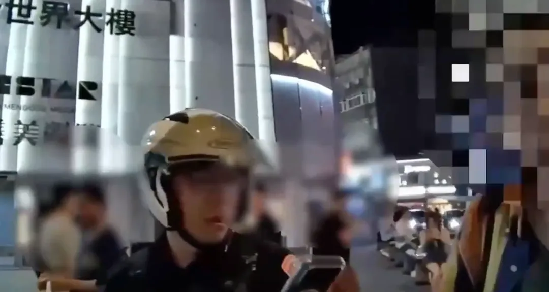 陳男面對員警詢問時神情恍惚且胡言亂語，無法清楚說明自己的動機與目的，僅聲稱磚頭是在附近隨手撿來的。（圖／警方提供）