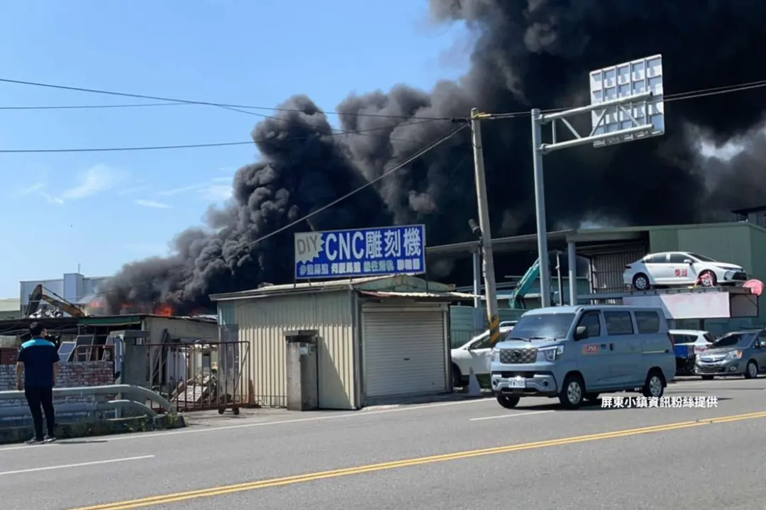屏東市建國路一處汽車回收廠於今（21）日下午2點多發生嚴重火警。（圖／屏東小鎮資訊粉絲提供）