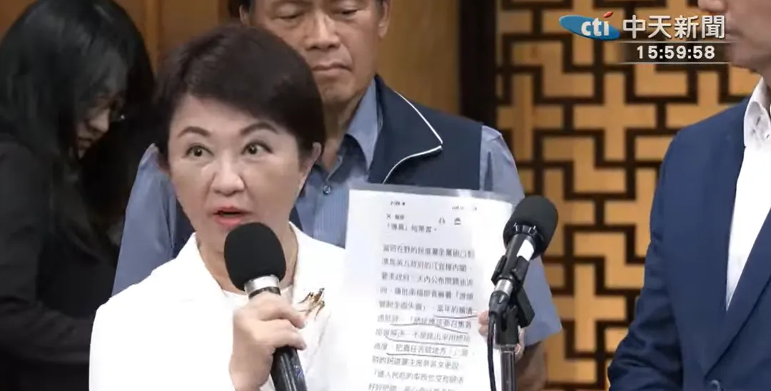 盧秀燕翻出賴清德昔日主張，並以紅線標記重點。（圖／中天新聞）