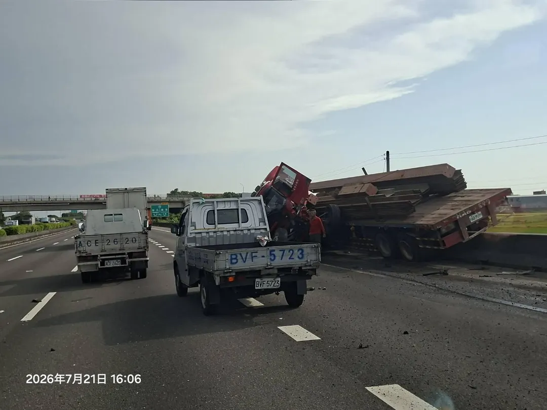 國道一號彰化路段重大連環車禍！鋼材貨車疑失控撞護欄，3人受傷送醫。（圖／警方提供）