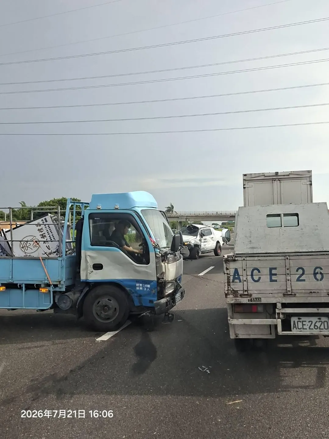 國道一號彰化路段重大連環車禍！鋼材貨車疑失控撞護欄。（圖／警方提供）