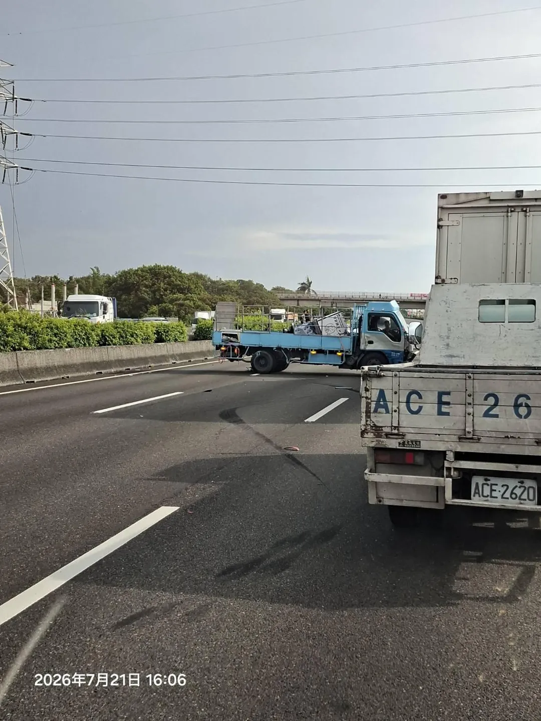 國道一號彰化路段連環車禍！鋼材貨車疑失控撞護欄，3人受傷送醫。（圖／警方提供）