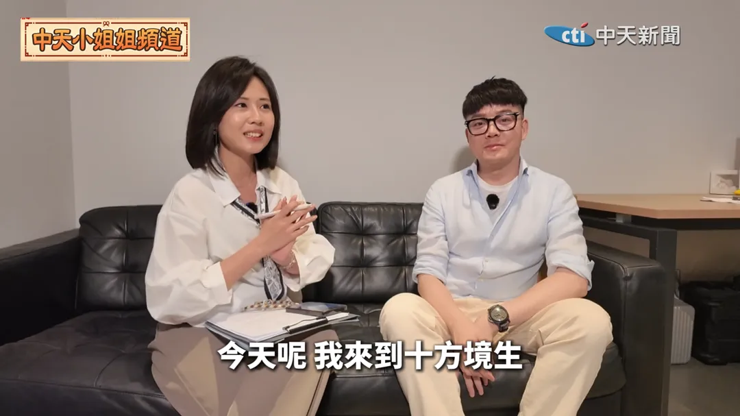 主持人「中天小姐姐」何橞瑢(左)赴上海專訪「十方境生」首席技術官Allen CHEN(右)。(圖/中天小姐姐頻道)