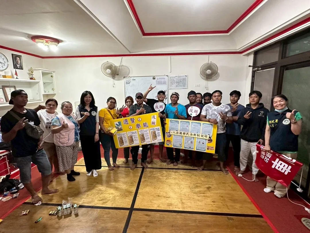 移民署關懷服務新住民行動列車宣導防詐及反賄選。（圖／移民署提供）