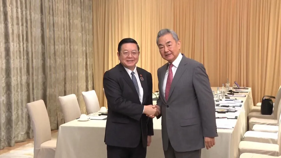 大陸外長王毅與東協秘書長高金歡會面。（圖／央視）