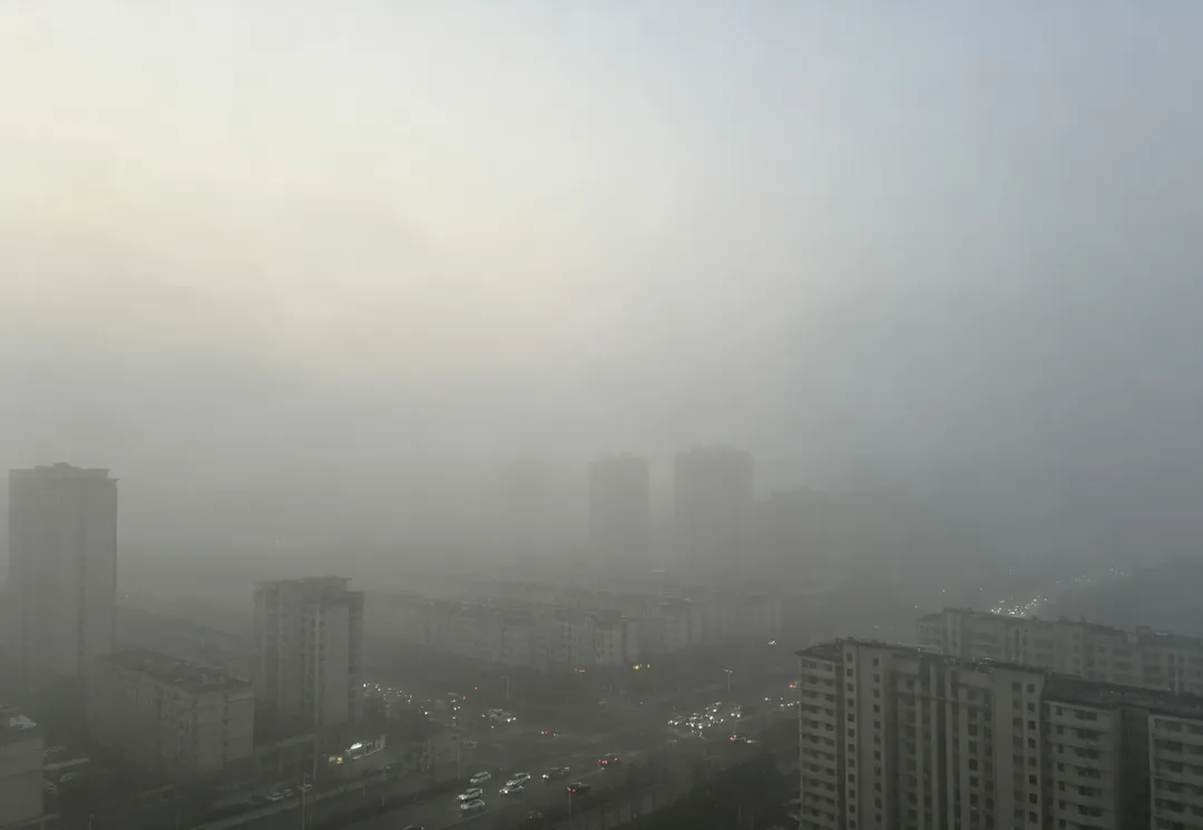 懸浮微粒一旦進入呼吸道,會提高體內氧化壓力、引發全身慢性發炎,同時干擾自律神經,讓心跳與血壓調節失穩。(示意圖/AI生成圖)