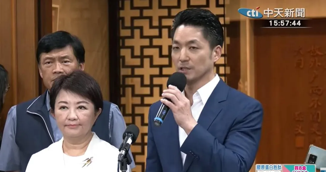 台中市長盧秀燕（左）、台北市長蔣萬安（右）21日出席行政院食安法修法會議時接受中天新聞等媒體聯訪。（圖／中天新聞）