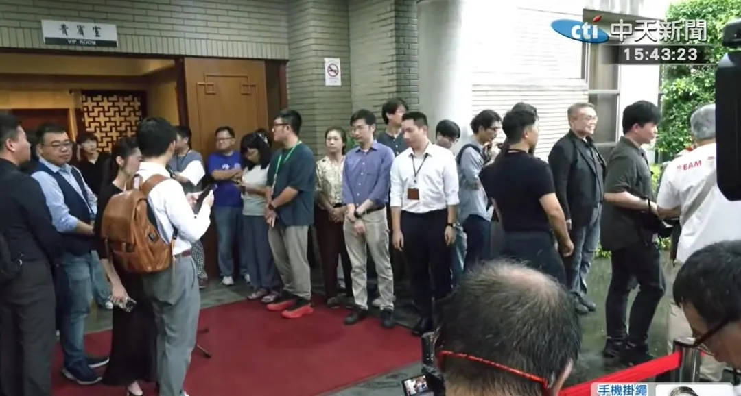 行政院21日下午召開食安法修法會議時接受中天新聞等媒體聯訪。（圖／中天新聞）