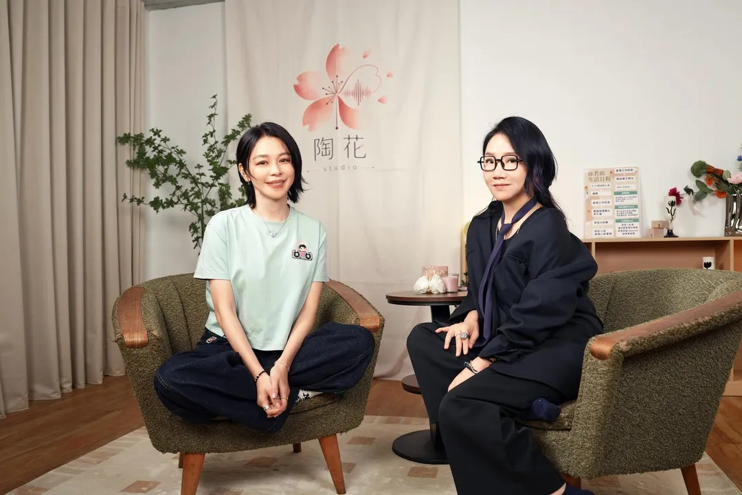 陶晶瑩（右）自爆和徐若瑄（左）一樣都曾得過甲狀腺疾病。（圖／《女人心事》 提供）