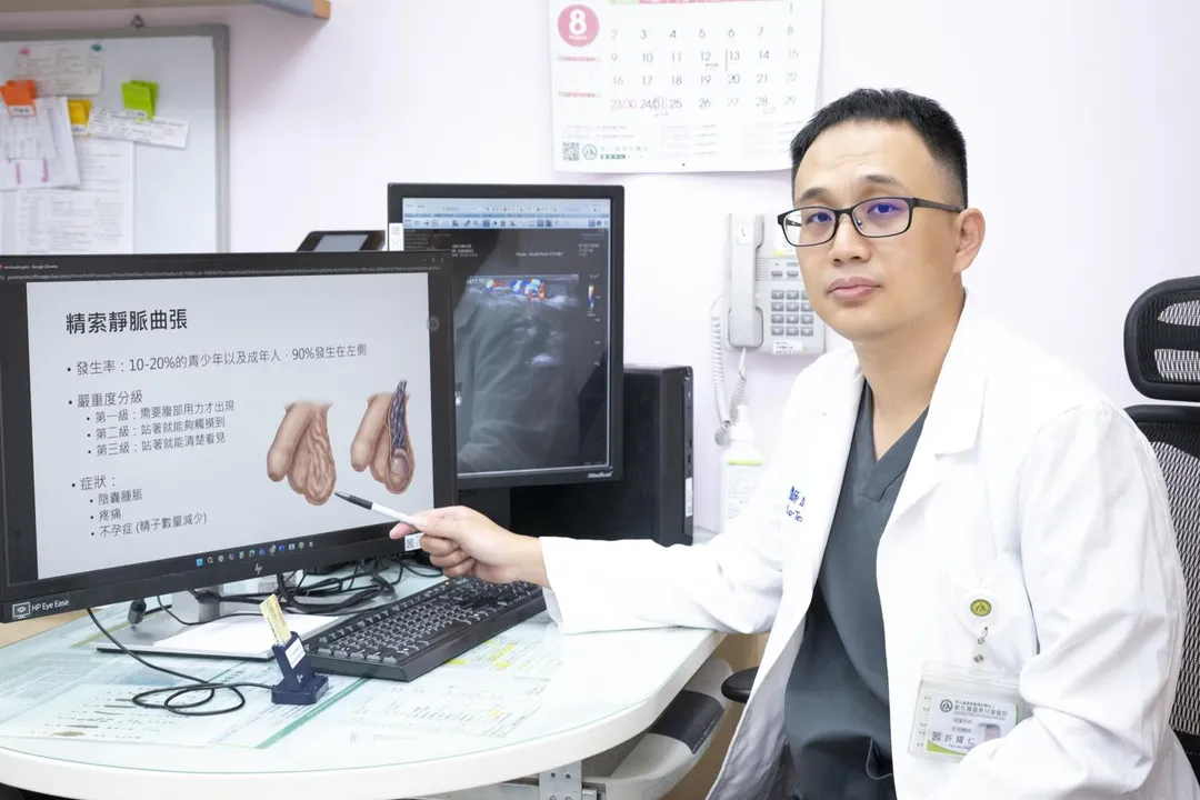 許耀仁醫師提醒,青春期男孩若發現陰囊腫大、兩側睪丸大小不對稱,或摸到如蚯蚓般的血管隆起,應及早就醫檢查。(圖/彰化基督教醫院提供)