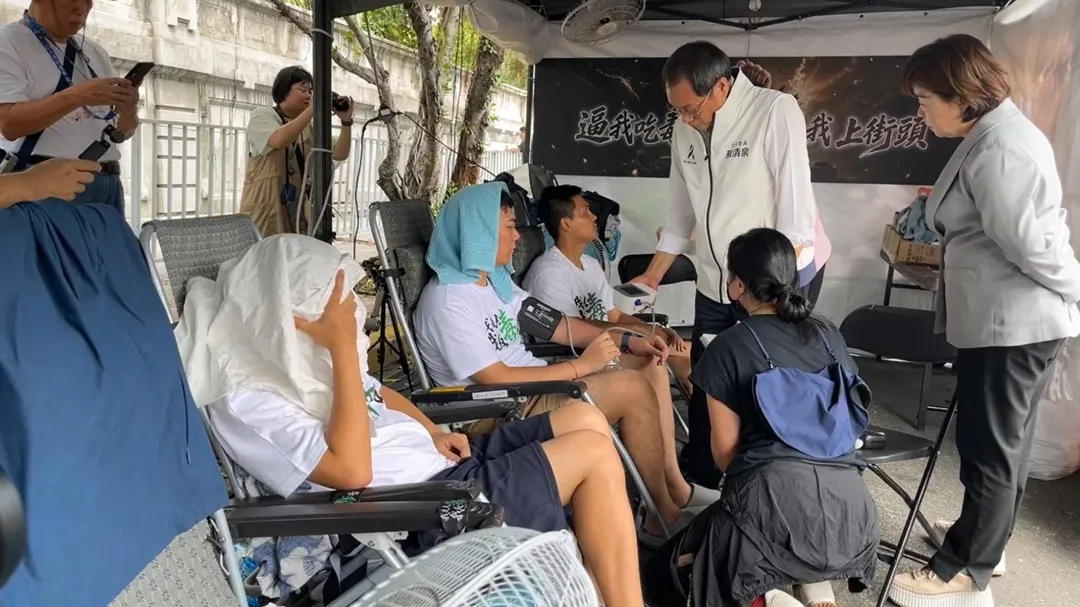 蘇清泉為凱道絕食青年檢查身體狀況。(圖/截自國民黨團臉書直播)