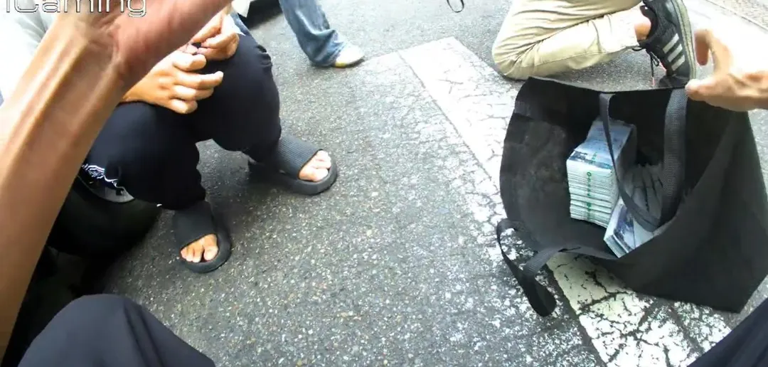 道路截獲已遭收水車手林女取走之贓款。（圖／警方提供）