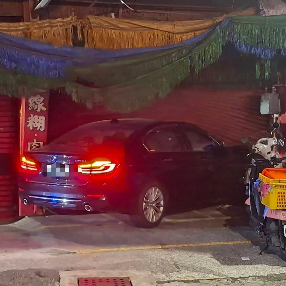 47歲陳姓男子駕駛自小客車自撞路旁店家。（圖／警方提供）