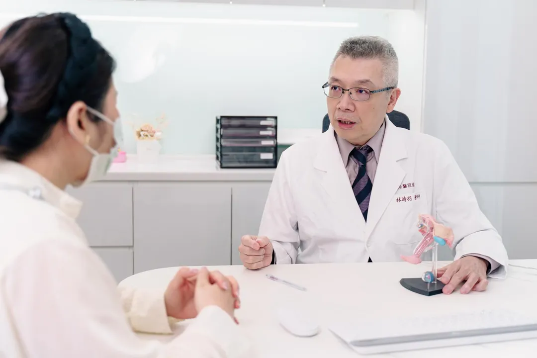 林時羽醫師指出，女性罹患巧克力囊腫（子宮內膜異位瘤）若先開刀，恐使卵巢庫存量驟降。建議有生育需求者先採抽吸減壓保卵，再做試管嬰兒。(圖/宜蘊醫療)