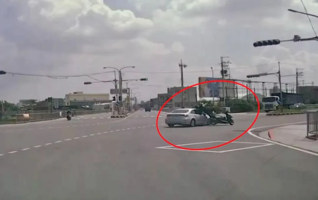 雙載機車遭自小客車撞上2人慘摔受傷。（圖／翻攝畫面）