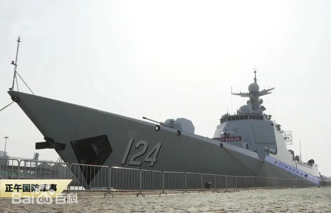 大陸052D驅逐艦「開封艦」19日在沖之鳥島南方進行艦炮射擊訓練。(圖/翻攝百度百科)