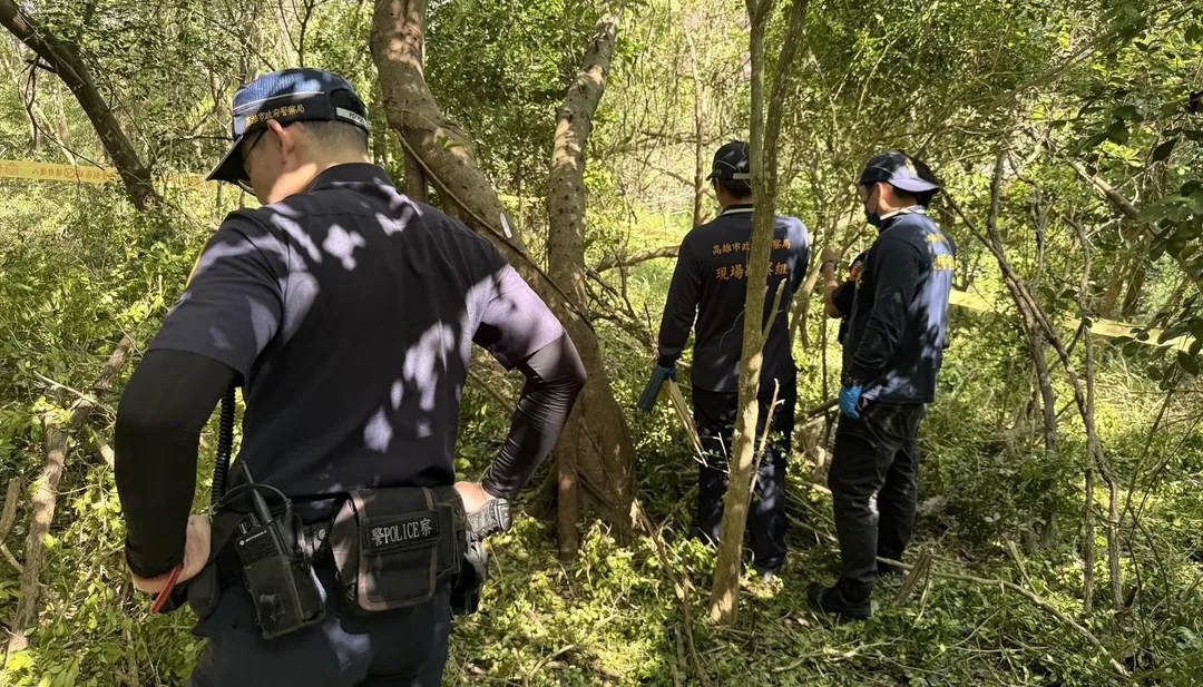 高雄都會公園樹林發現人體骨骸警封鎖現場採證。（圖／翻攝畫面）