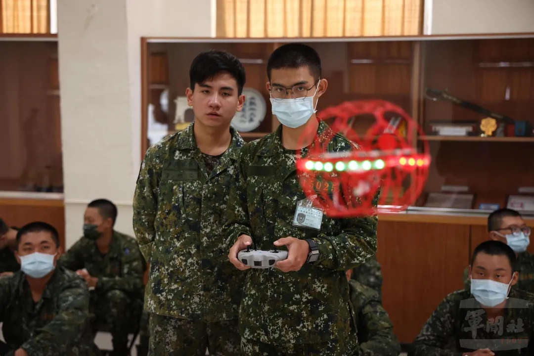 軍校生入伍訓實施無人機操作訓練。(圖/軍聞社)