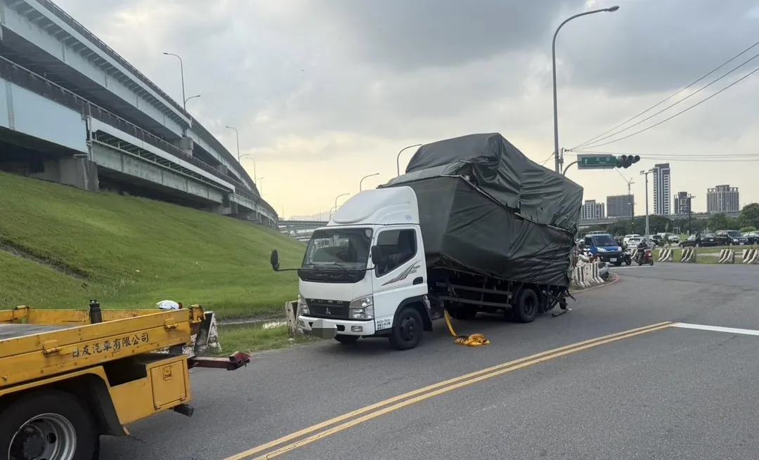 貨車未注意限高撞上限高架。（圖／翻攝畫面）