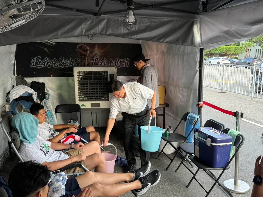 傅崐萁20日探視凱道絕食4青年。(圖/翻攝傅崐萁臉書)