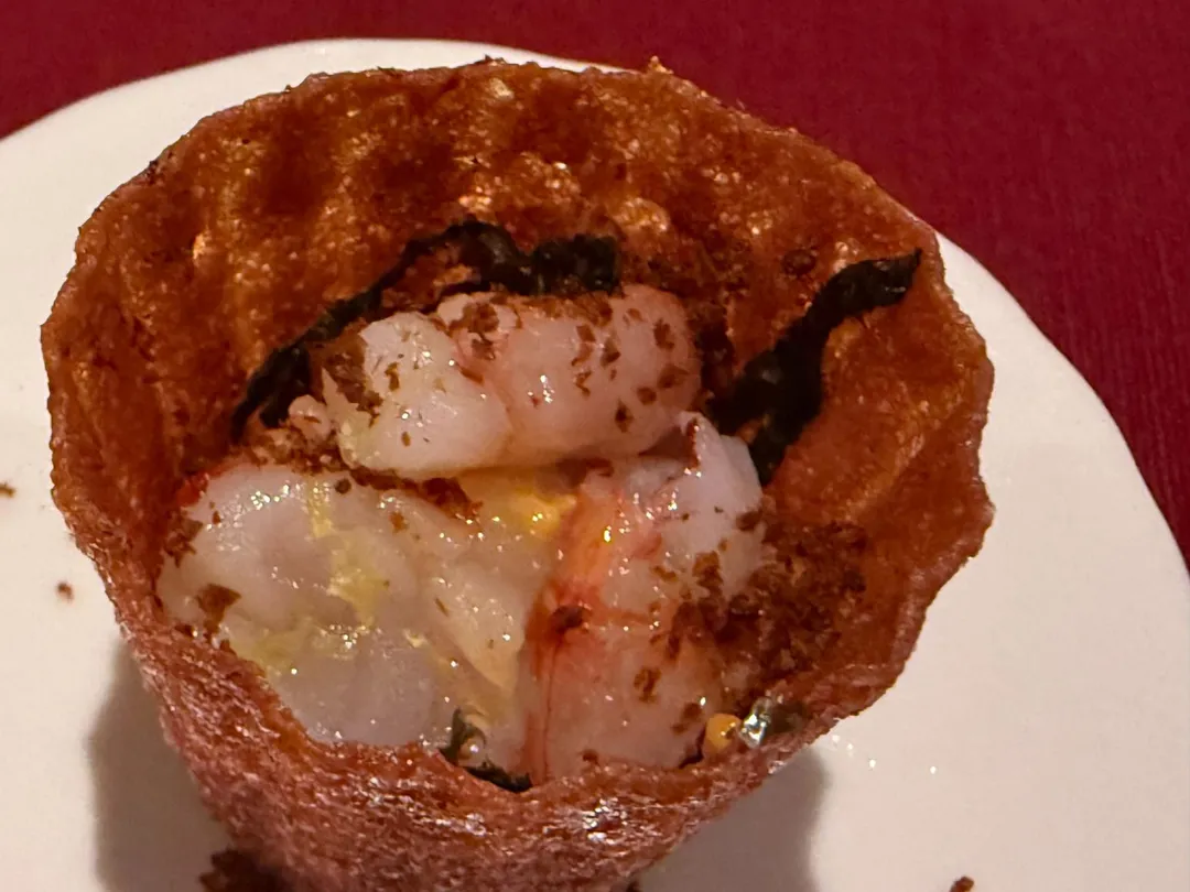 深層鮭魚卵與胭脂蝦。(圖/黃宏輝提供)