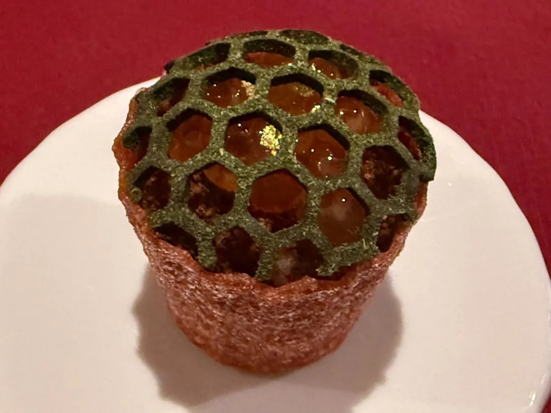 灑上香料的蜂巢餅。(圖/黃宏輝提供)