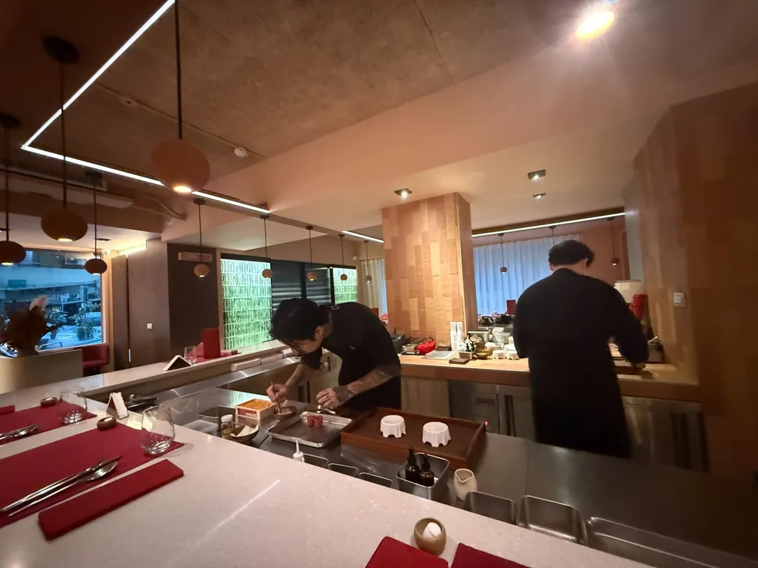 板前座敷見主廚料理過程。(圖/黃宏輝提供)