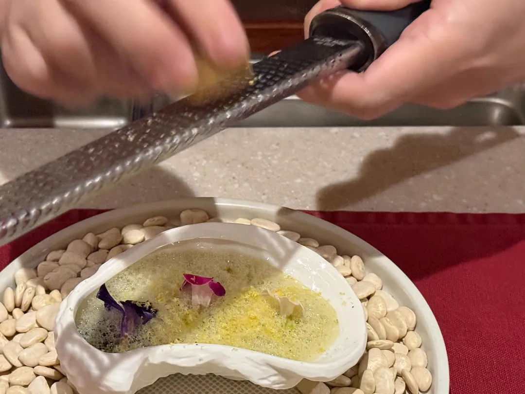 現刨香料蛋黃。(圖/黃宏輝提供)