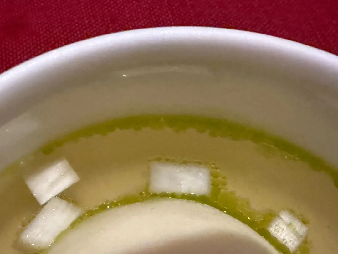 綠色茵陳蒿油和白蘆筍。(圖/黃宏輝提供)
