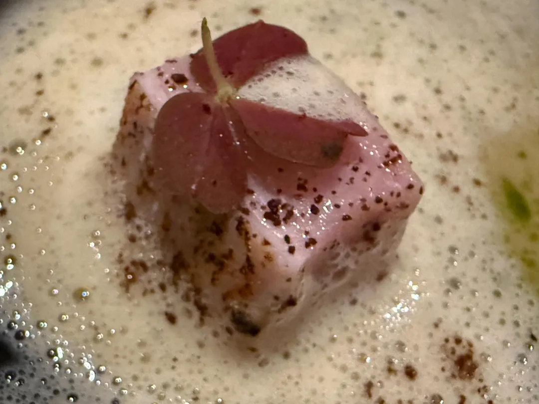 撒上鹽膚木。(圖/黃宏輝提供)