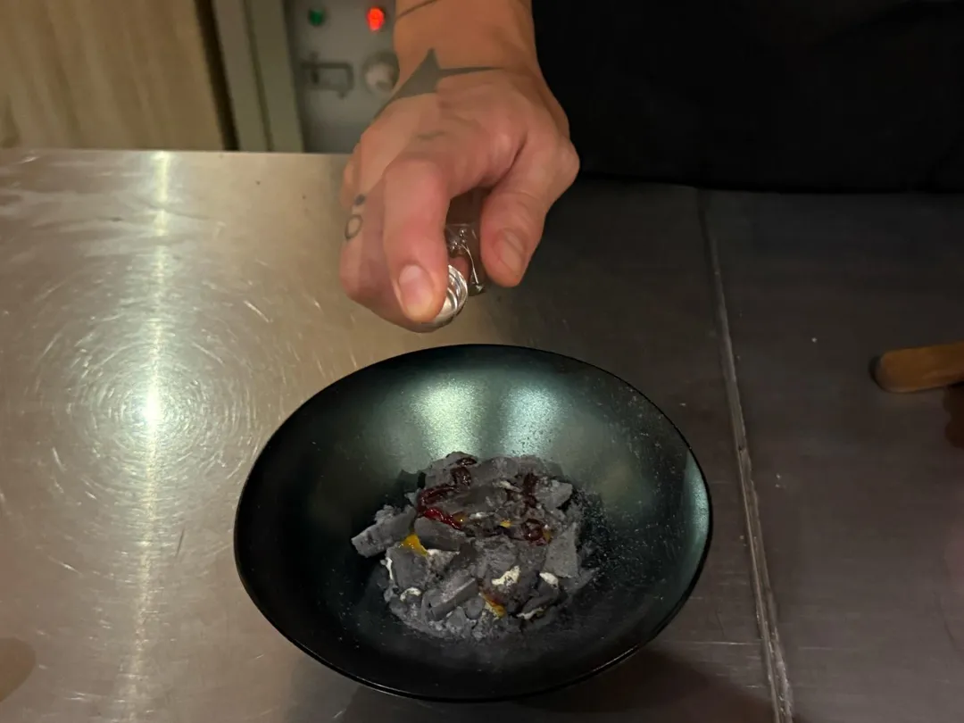 噴上食用酒精助燃。(圖/黃宏輝提供)