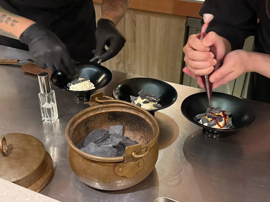 佈置火山準備爆發現場。(圖/黃宏輝提供)