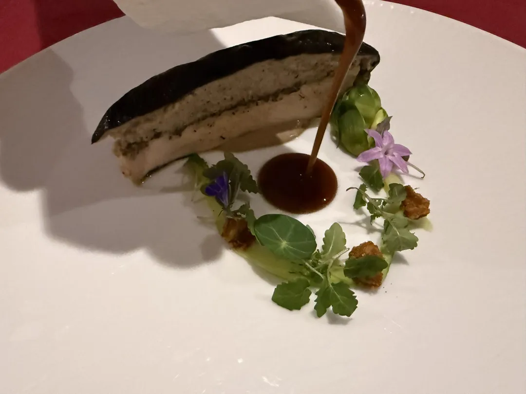 注入烤雞肉醬汁。(圖/黃宏輝提供)