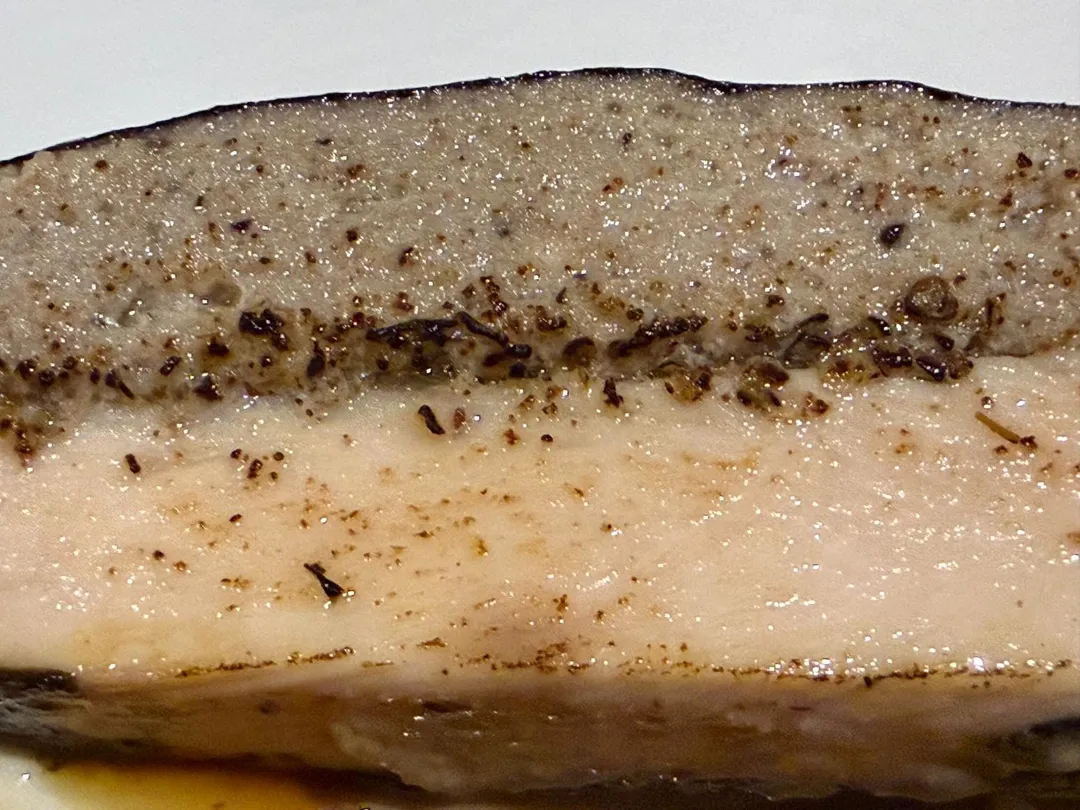 海苔雞慕斯和雞肉之間的中東香料。(圖/黃宏輝提供)