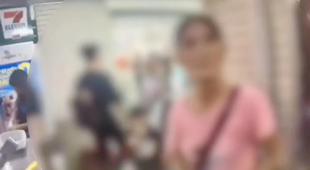 婦人遭開單與員警爭執。（圖／翻攝畫面）