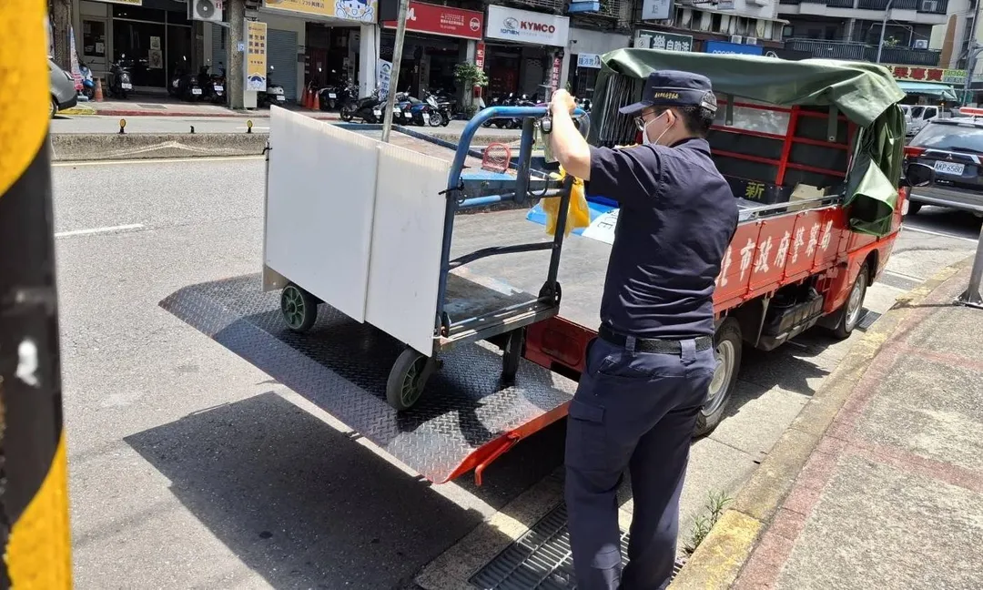 警方開單取締並沒入攤架。（圖／翻攝畫面）