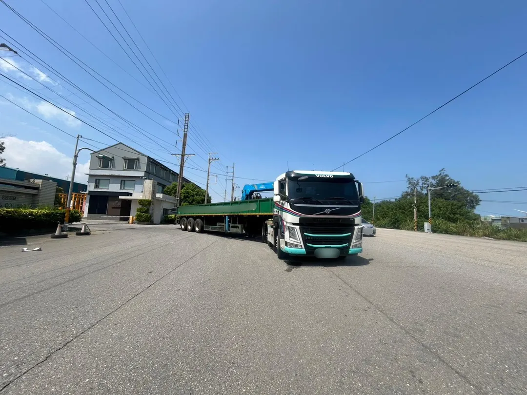 曳引車右轉駛入台1線時，與機車騎士發生碰撞。（圖／警方提供）