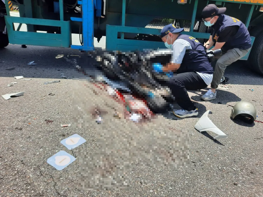 機車騎士卡在曳引車車底失去生命跡象。（圖／警方提供）