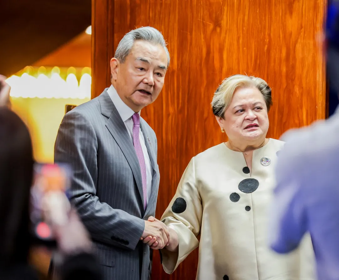 陸外長王毅與菲律賓外長拉薩洛舉行雙邊會談。（圖／新華社）
