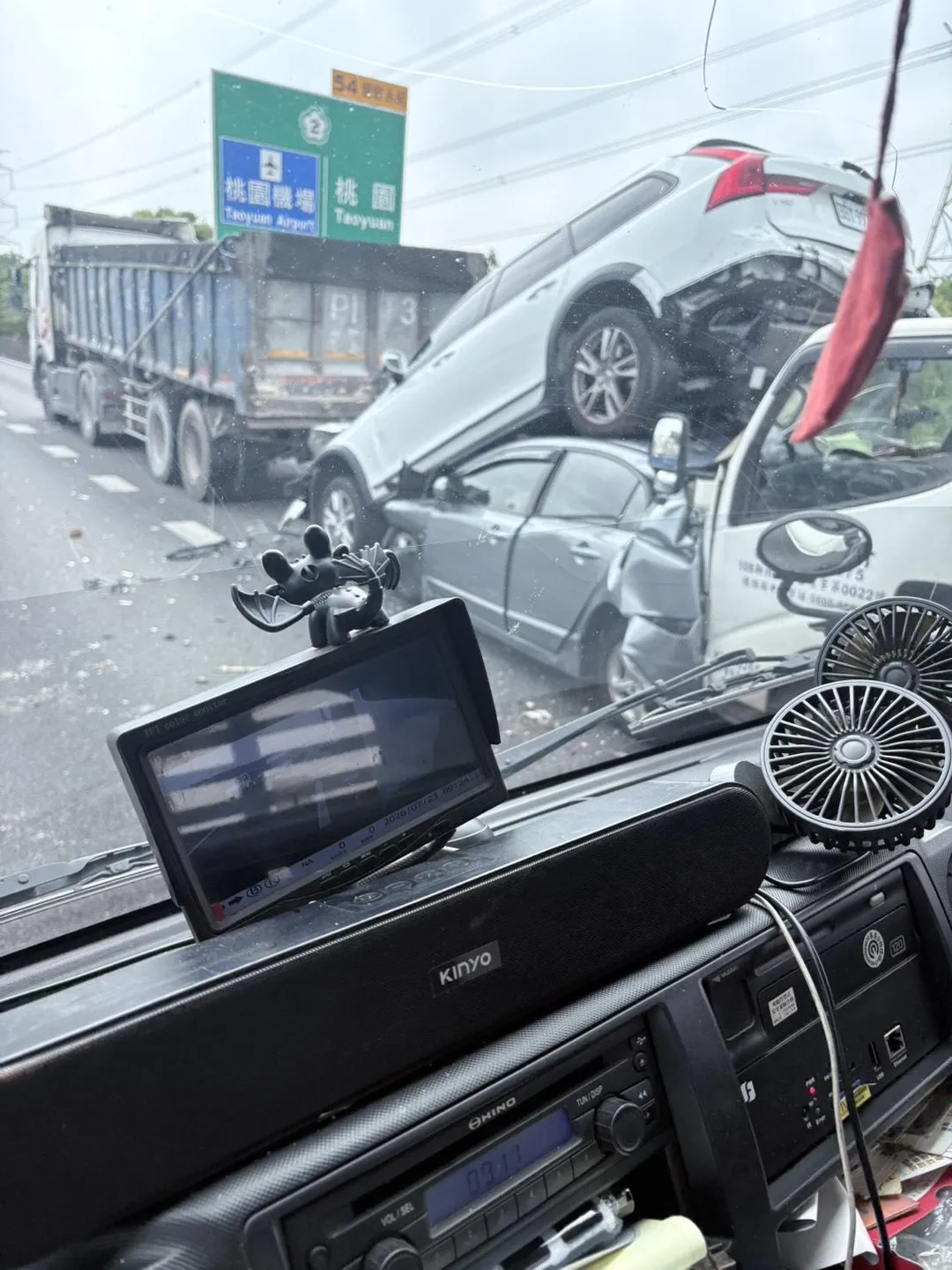 車禍現場相當慘烈。（圖／台南道路救援張家班群友提供）